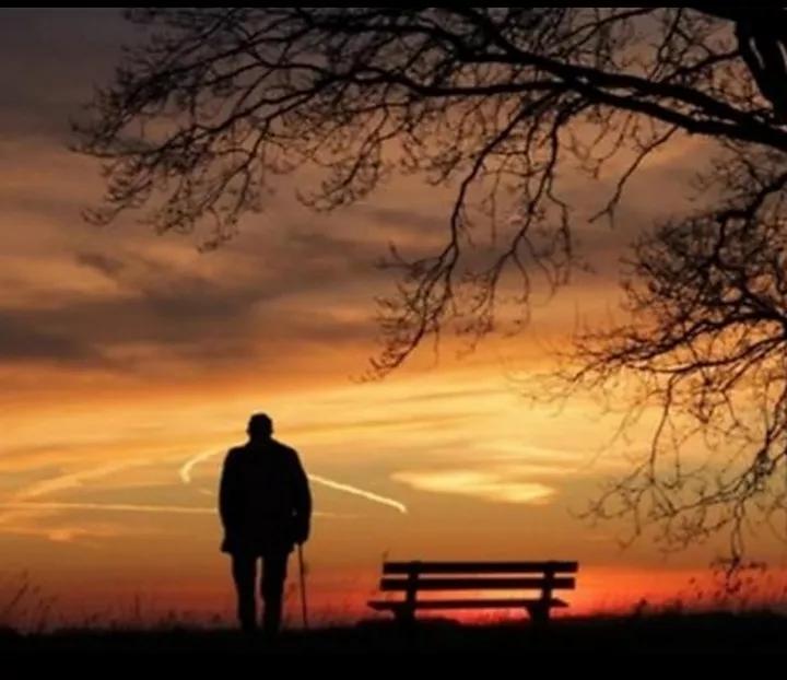 他始终走在山脊上,父亲的胸怀