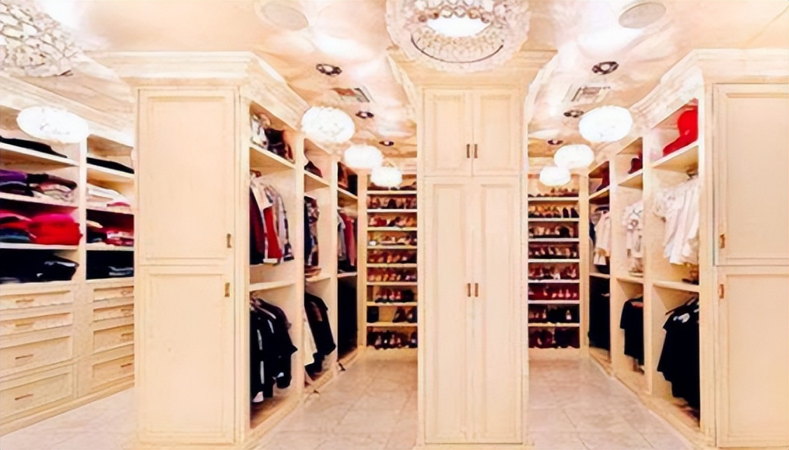 “人间芭比”Lisa：靠一个动作成顶流巨星，年仅20岁坐拥过亿身价