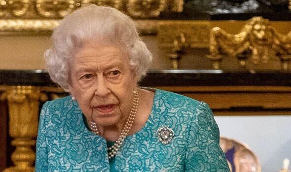 女王瘫痪20年突然下床行走,女王突然晕倒了