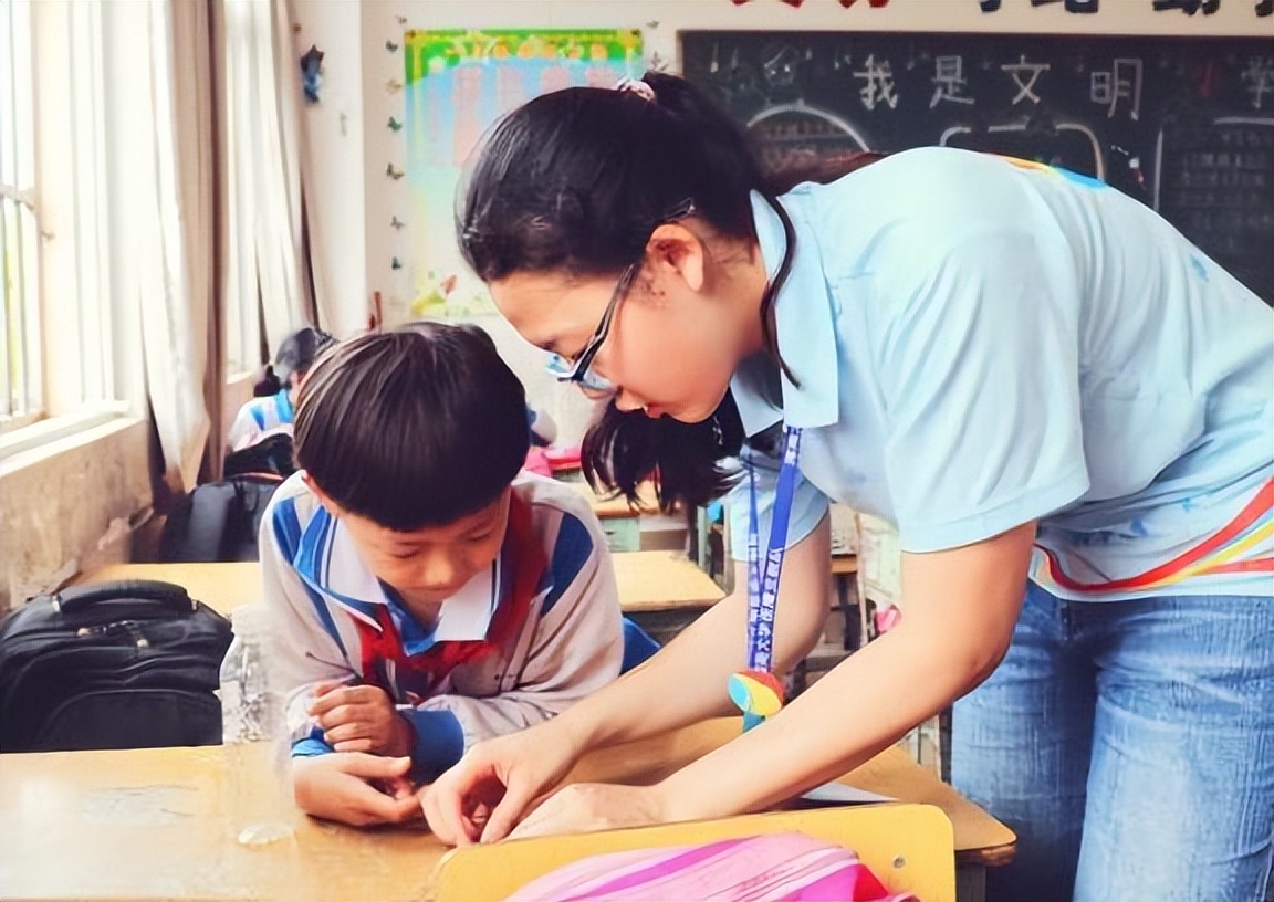 “形似笔，实则刀”，既毒教材曝光之后，毒文具也成为学习隐患