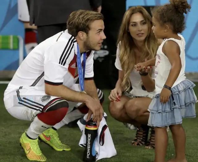 德国队是懂“美人计”的，破例让太太团入住安慰球员，但又没全懂