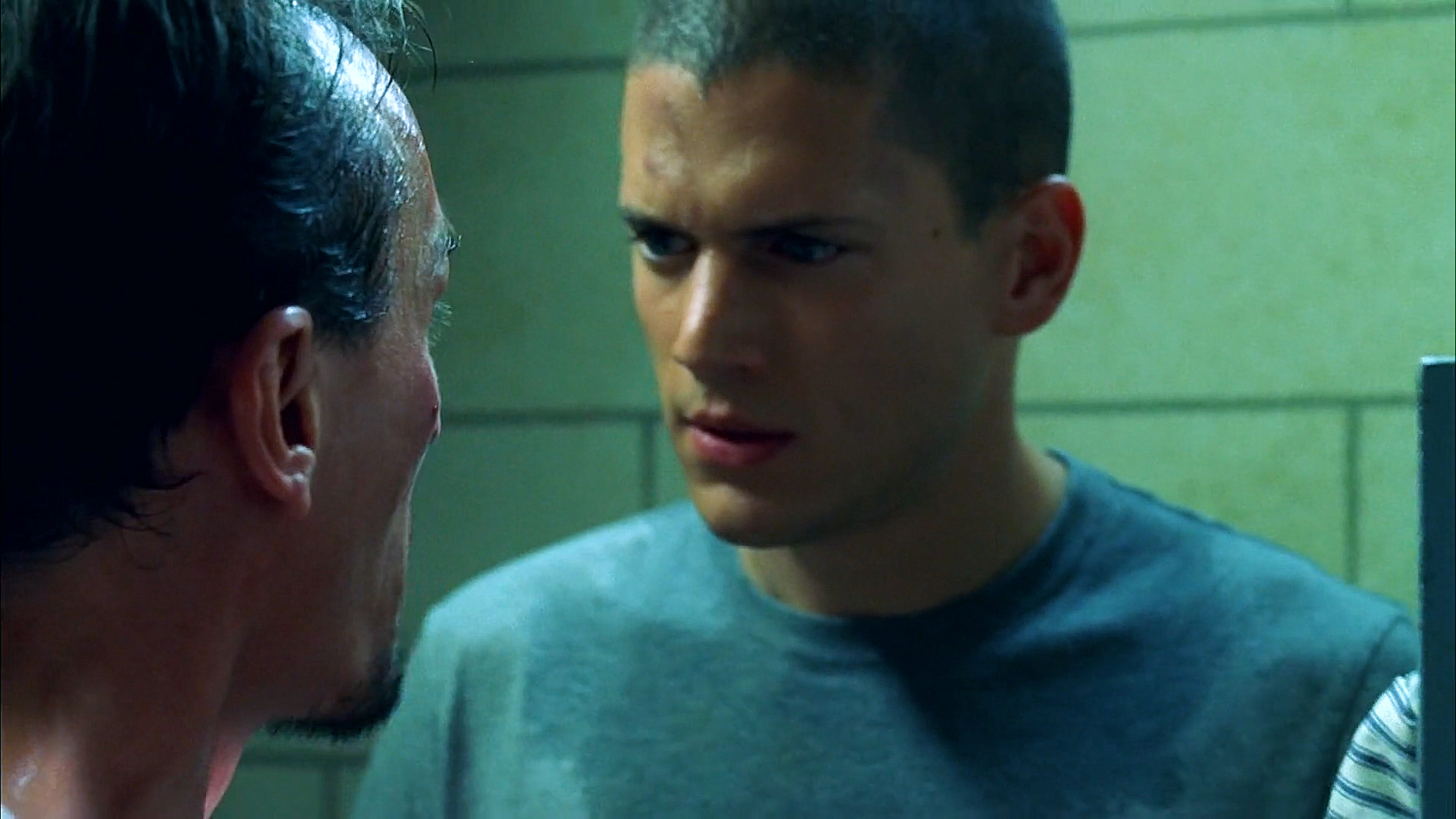 越狱7：监狱*乱暴**囚犯失控，迈克不惜暴露计划，从逃生通道救萨拉