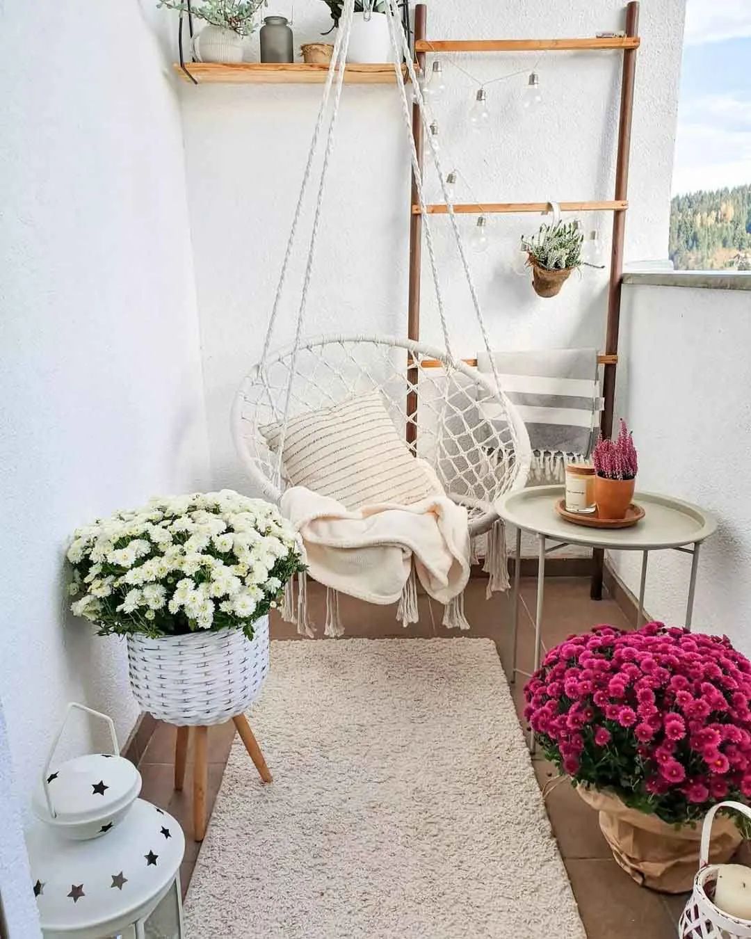 家里阳台怎么像露营感觉,阳台既能晾衣服也能当临时卧室