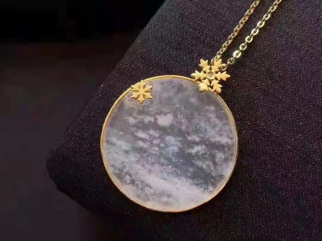 带有冰雪元素的珠宝，纯洁而浪漫，一眼领略的就是冬天的白雪皑皑