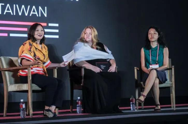 将中国形容为“法西斯”，这个女汉奸太猖狂！