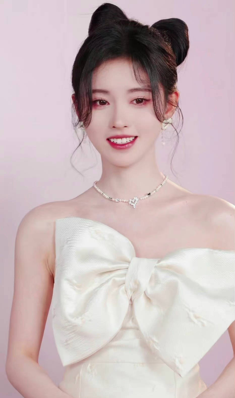 鞠婧祎黑色丝绒礼裙黑蝴蝶结,鞠婧祎粉色蝴蝶结吊带裙舞台花海