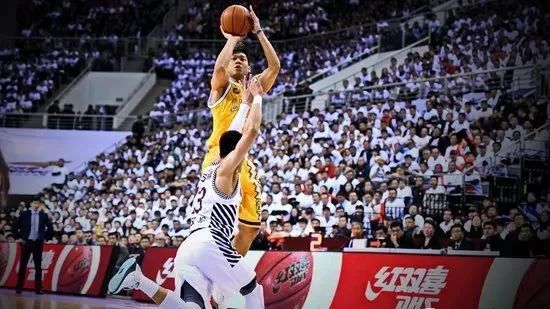 又拿下总冠军!40岁单场25分!真是中国第一摇摆人