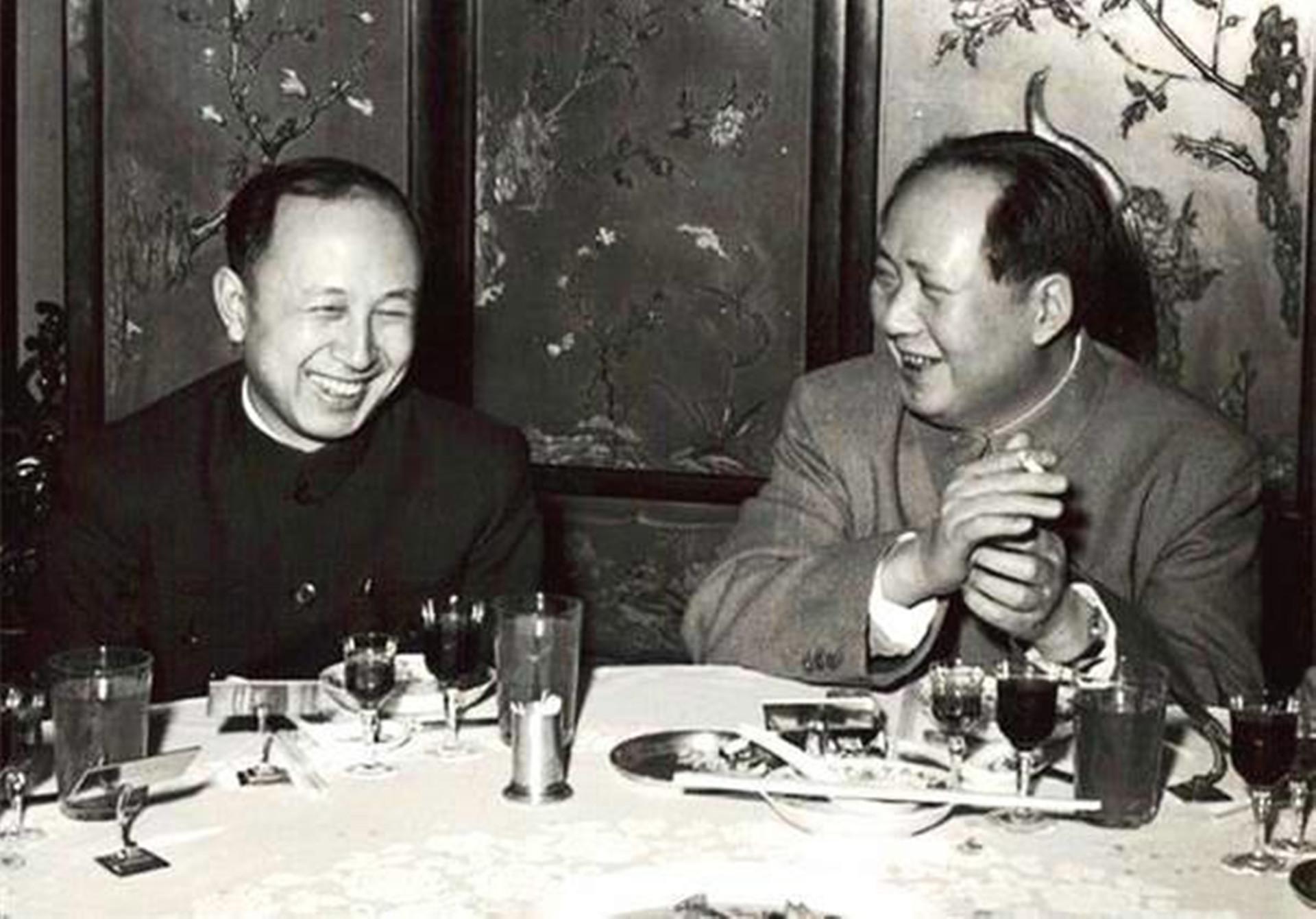 钱学森受邀参加国宴，到场后却找不到自己座位，毛主席：我划掉了