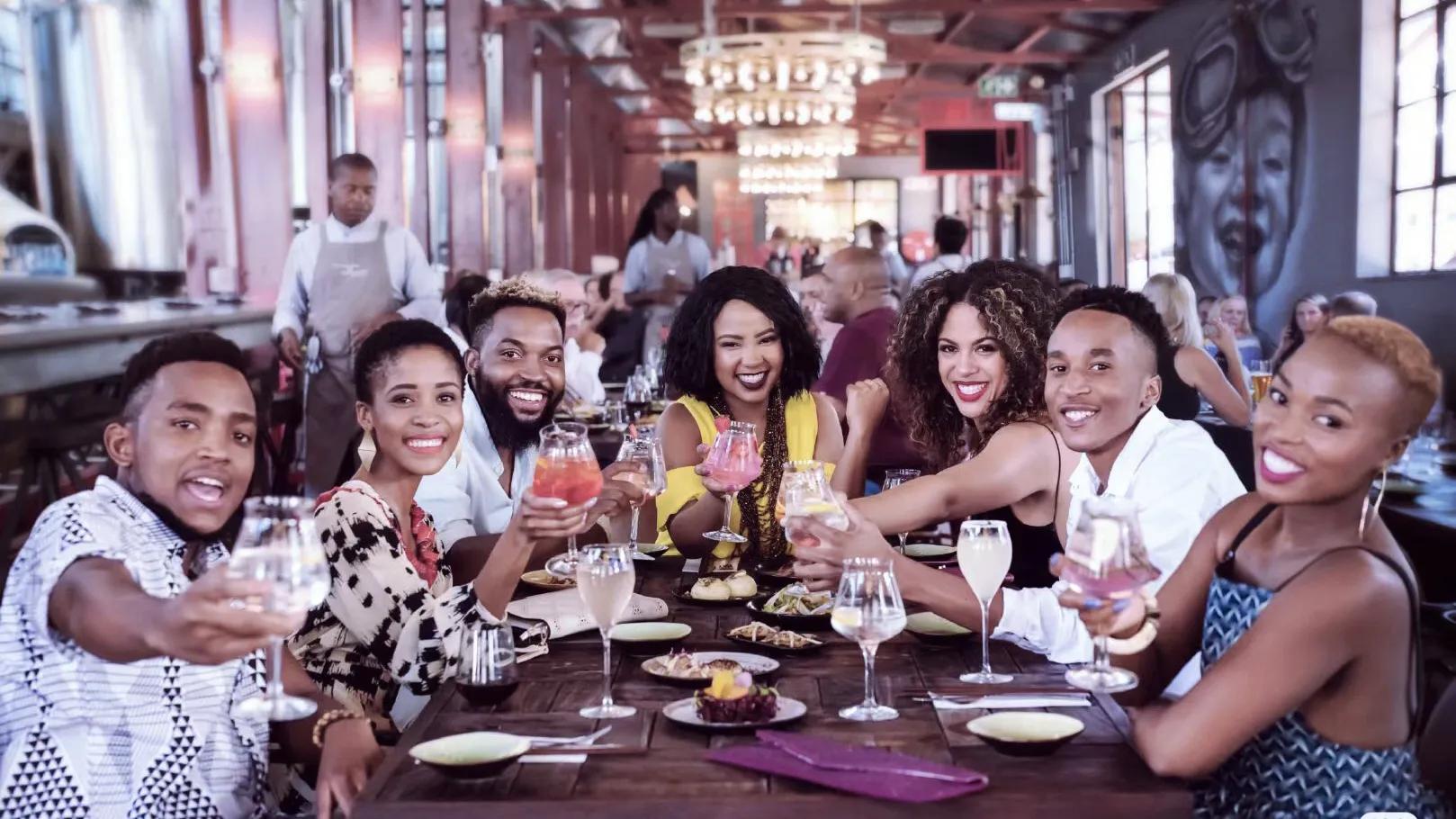 南非有三个首都，盛产黄金钻石茶叶，有企鹅，到野生动物园看狮子