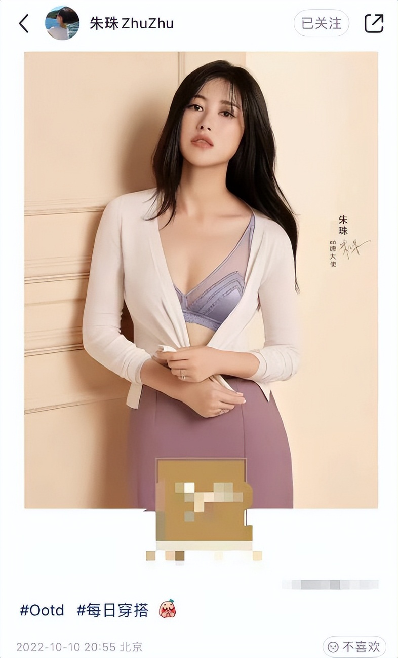 朱珠深v抹胸礼服,39岁朱珠晒泳装