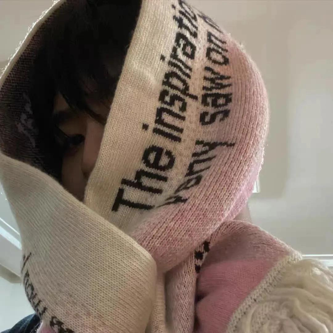 冬天搭配棉衣围巾系法,冬天比较惊艳的穿搭围巾