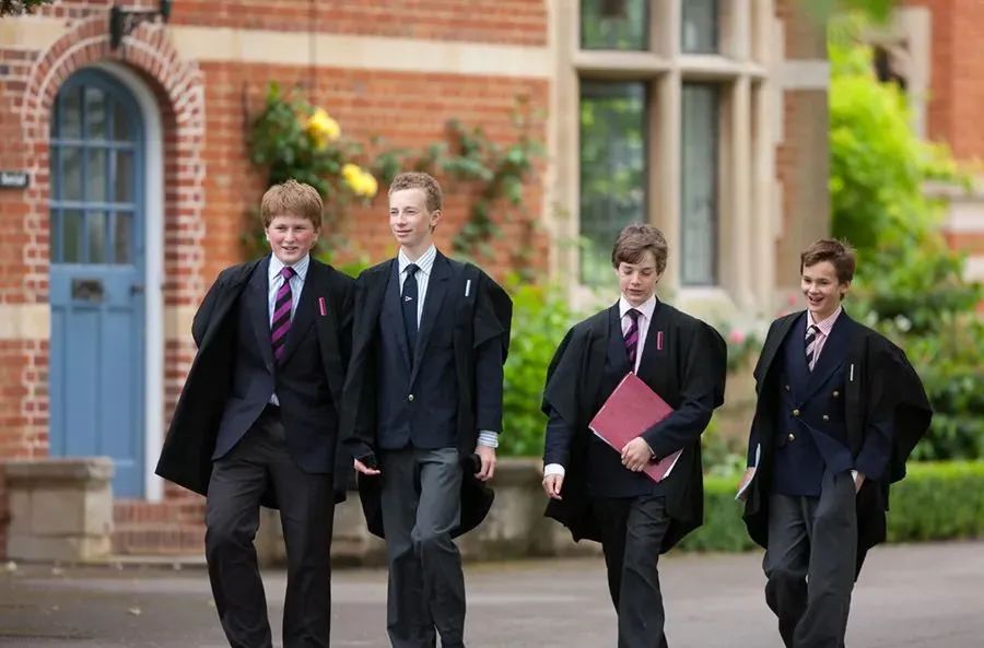 和伊顿公学齐名的学校,和哈罗并列的学校