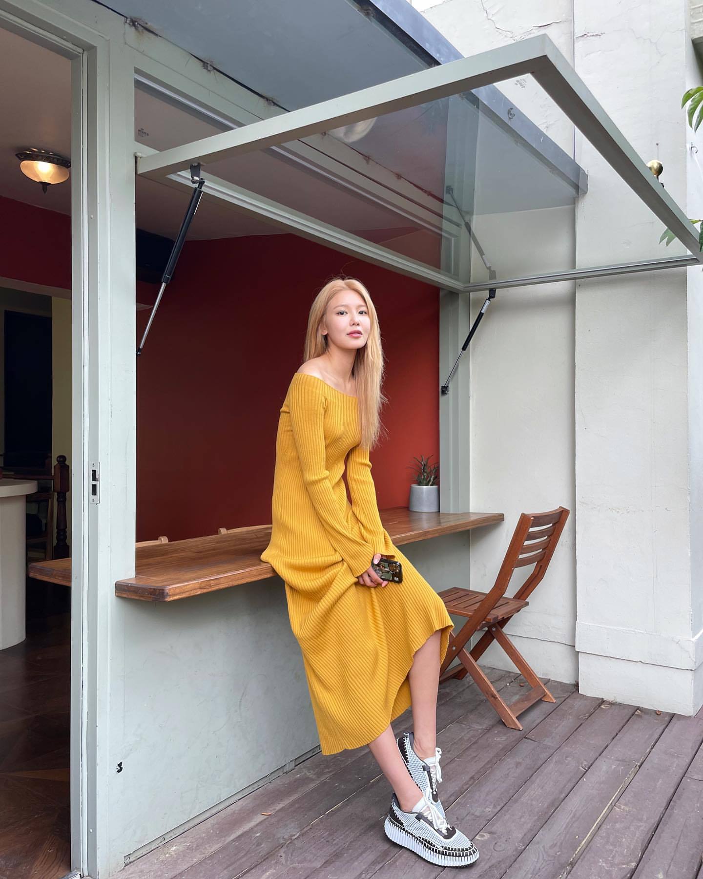 崔秀英穿碎花裙图片,崔秀英拍摄写真秀好身材