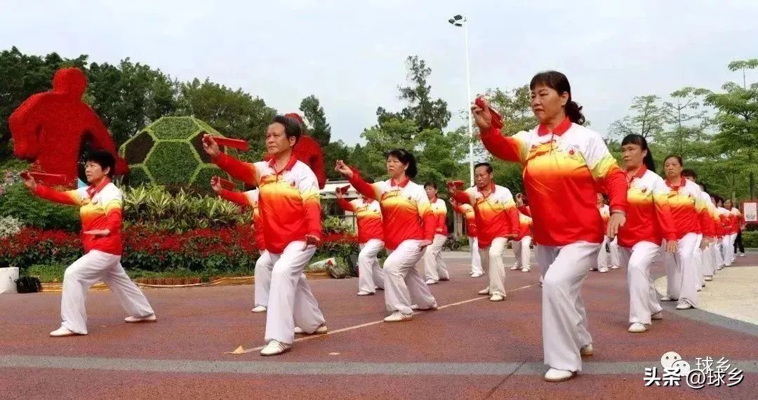 全民健身日太极进社区,健康服务进社区免费体检暖人心