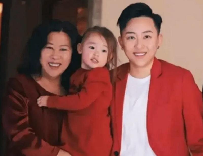 29岁单身女老板，花50万买精子，生下五国混血宝宝，如今怎样了？