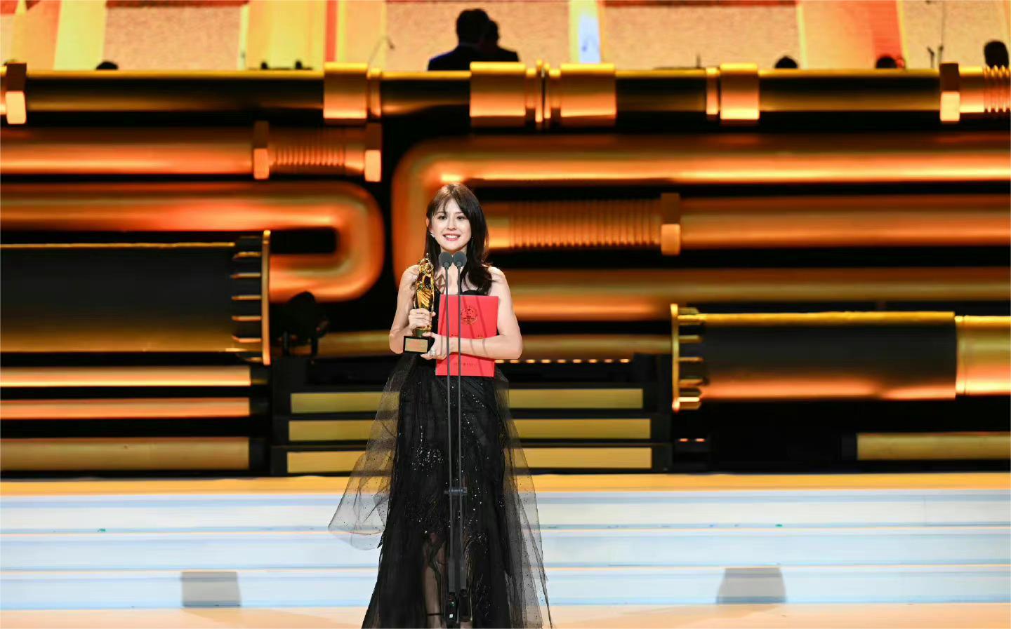 热依扎获飞天奖孙俪落泪,热依扎获奖感谢孙俪视频