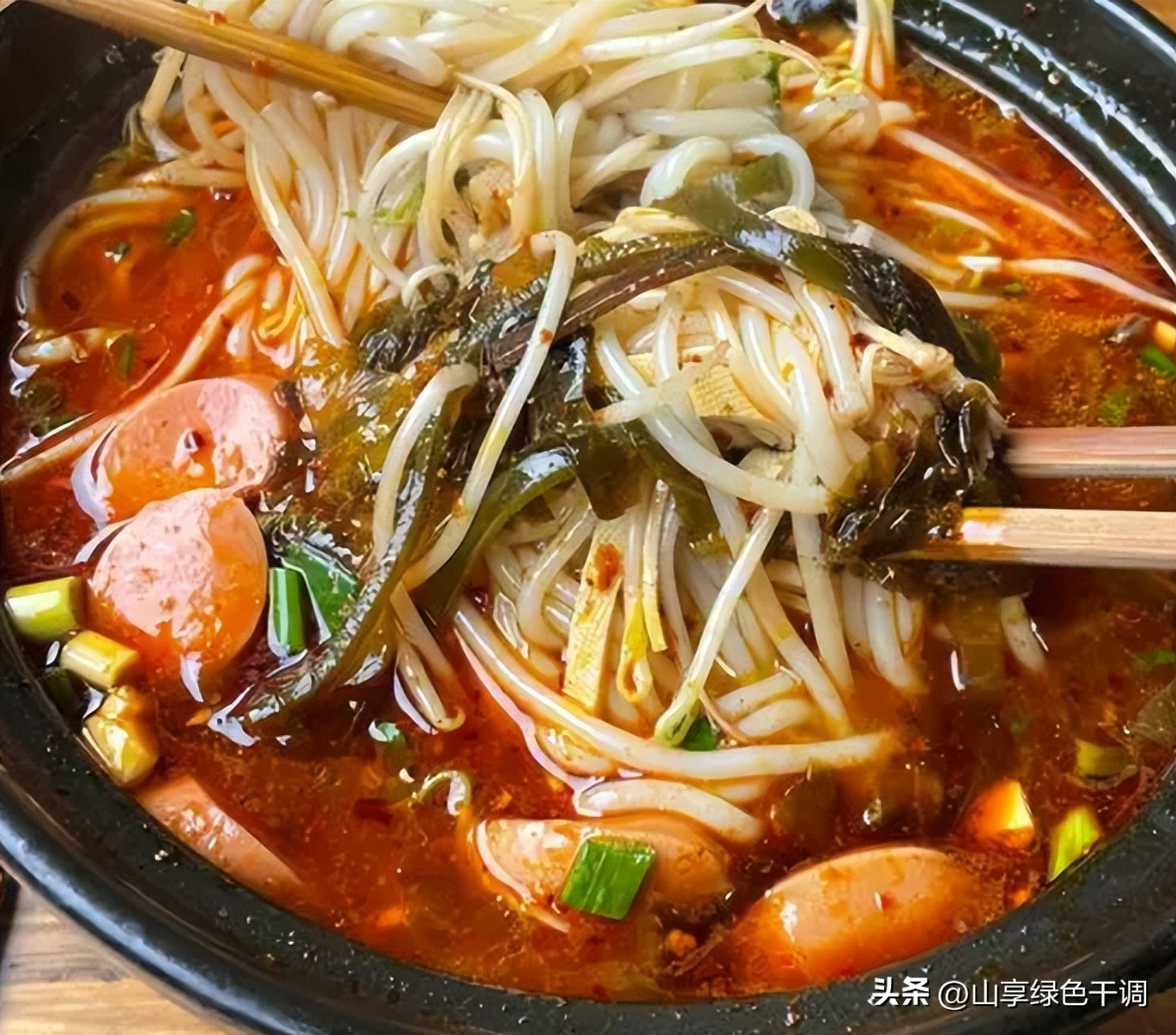 女子放弃工作摆摊月入9万,5万块钱开米线店