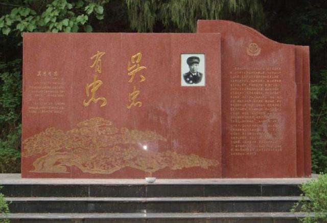 对越反击战前，*世友许**扣住了副司令的免职文件：打完仗你再回去