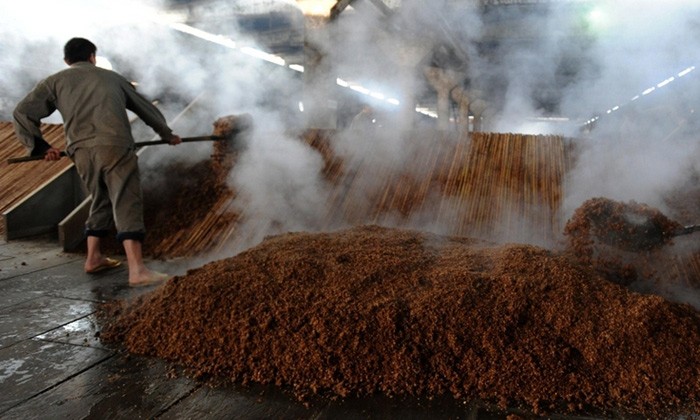 深圳一大爷“藏酒柜”火了，网友眼尖发现“端倪”直呼：真会喝