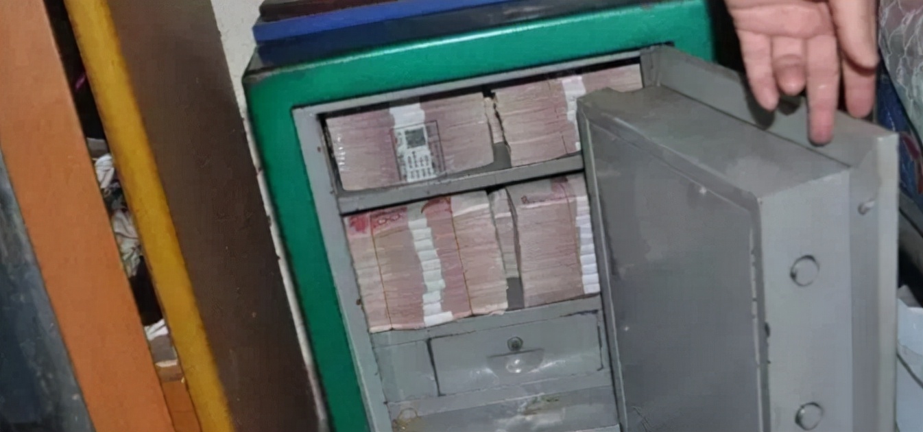 小伙晒海量现金引出大案,男子在家藏160万元现金