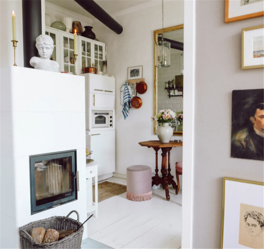 31岁“大姑娘”买下23㎡蜗居，小家切两半做客厅卧室：也太舒服了