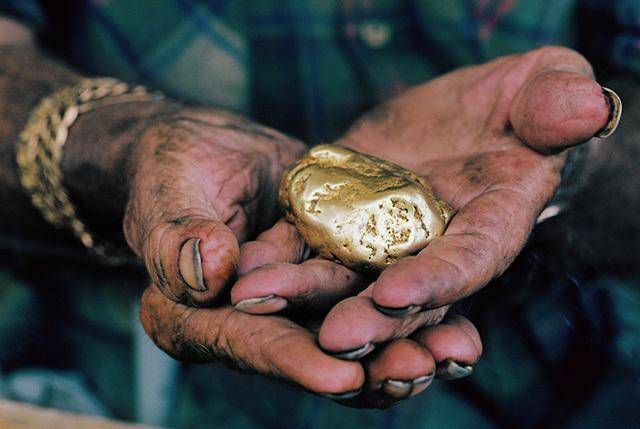 广西32岁男子生意失败，逃到非洲挖金矿，5年还清230万债务