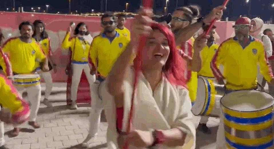 “天花板球迷”走红:再不疯狂,我就老了