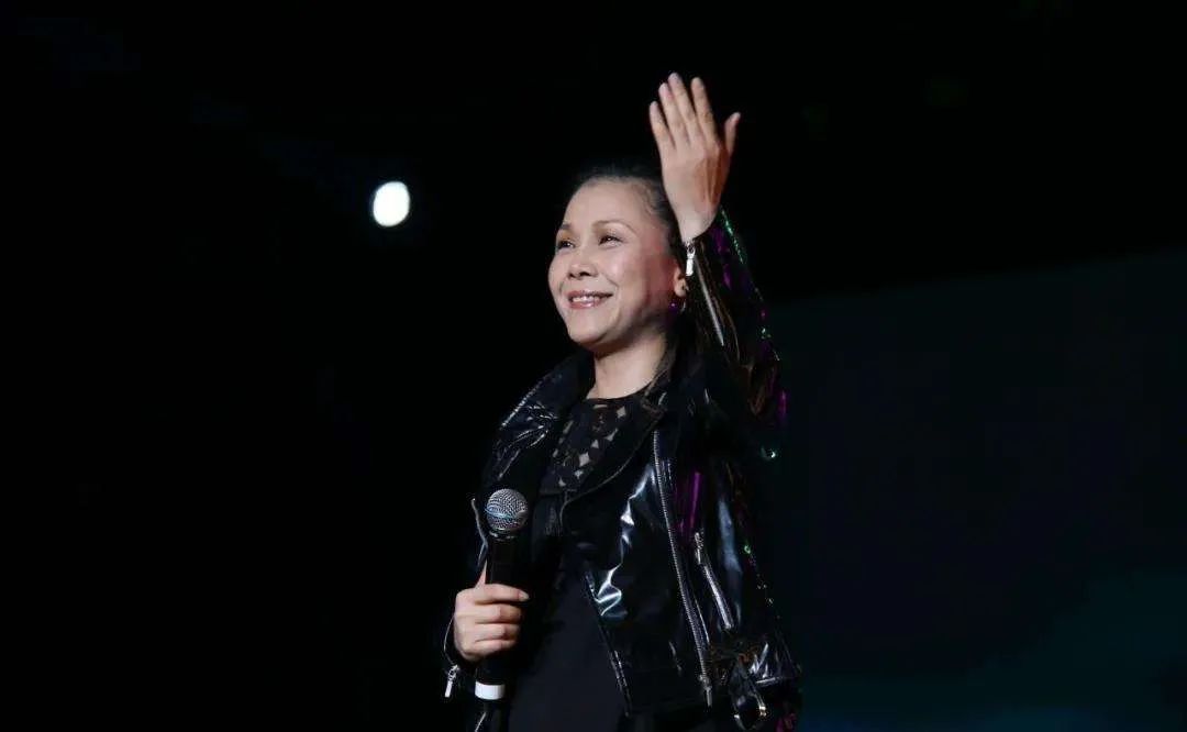 田震的铿锵玫瑰词,田震和女足一起合唱铿锵玫瑰