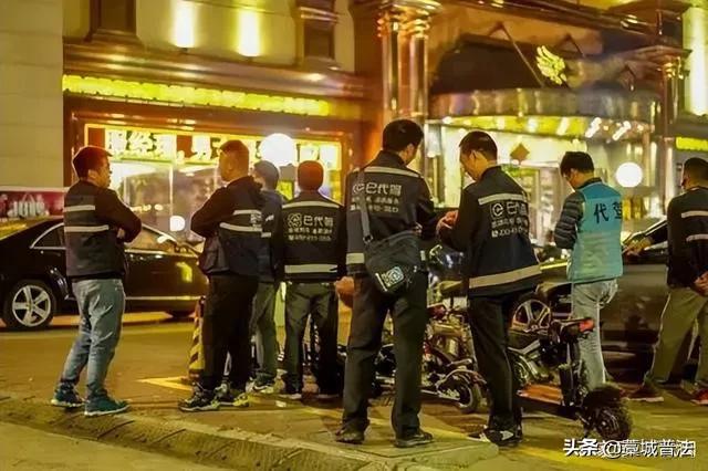 男子闹市开车飙车被举报,在小区停车库抓住醉驾该怎么判