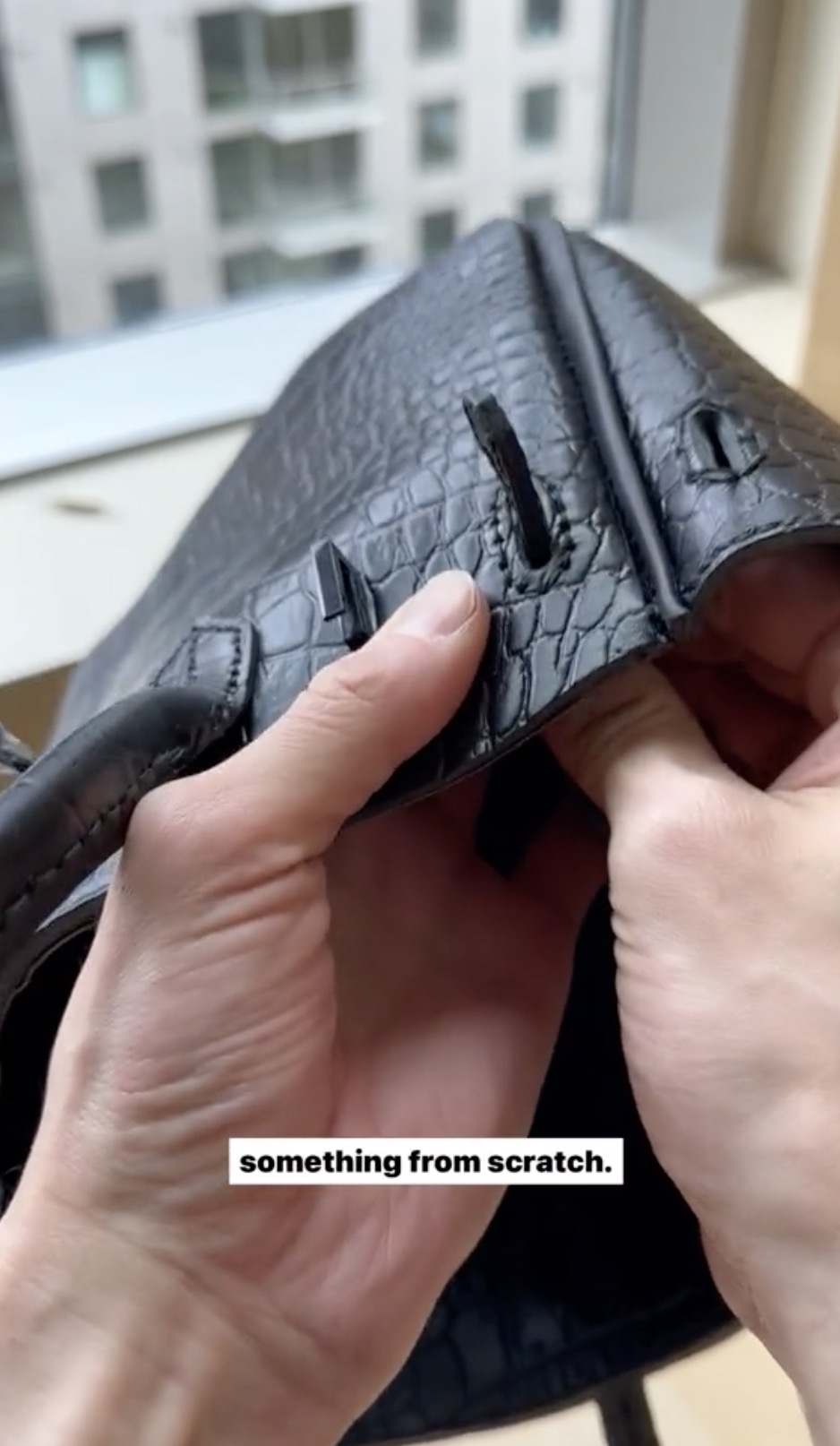 亚裔小哥花400刀手工制*爱作**马仕包送女友，网友为此吵翻！