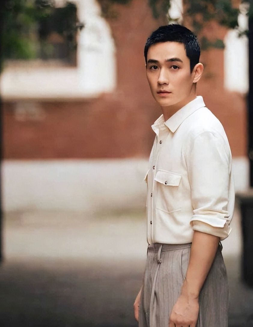 适合40岁男人发量少的发型,男人到了中年尽量避开这3种发型