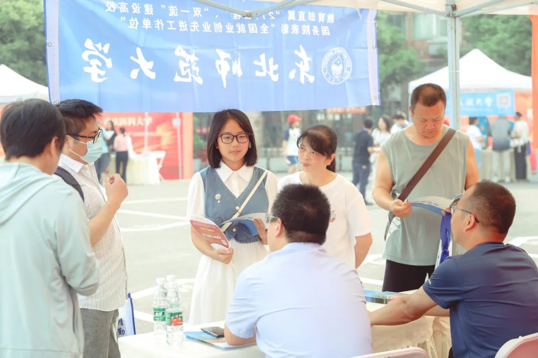 高考志愿怎么填？一万多四川家长的疑问在这场咨询会得到了解答