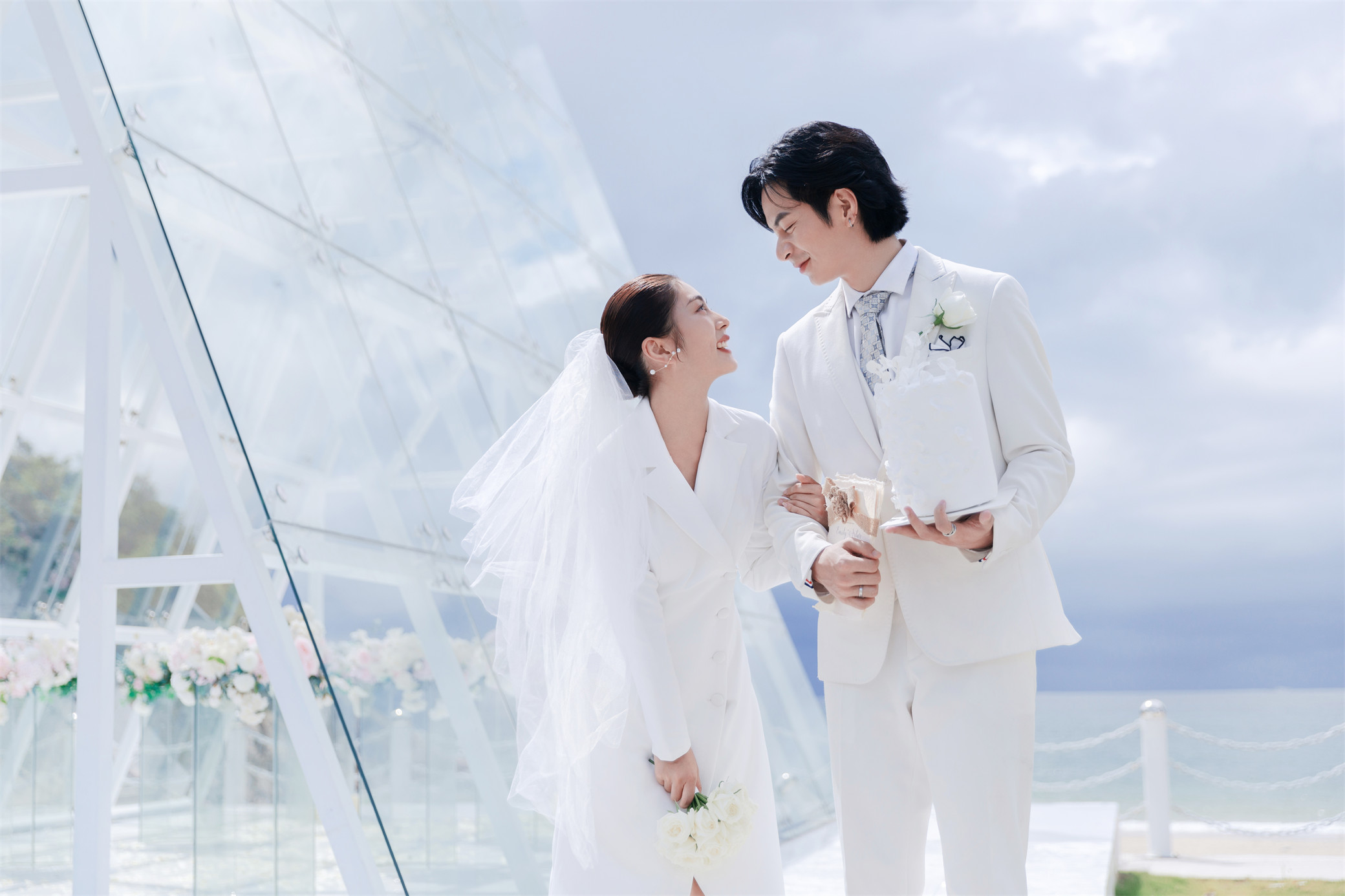 平胸拍照怎么补救,适合平胸拍的婚纱照风格