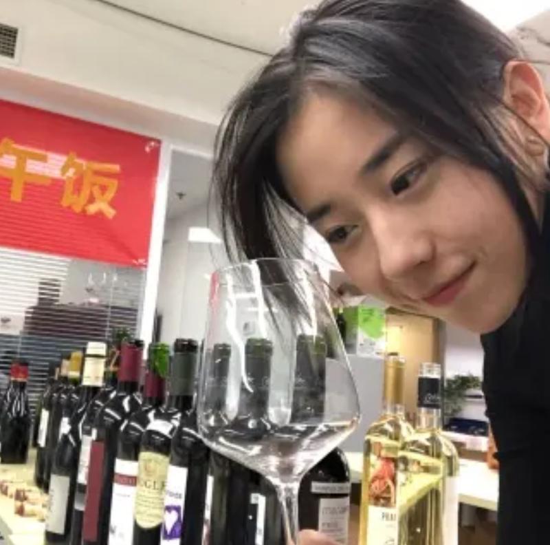 90后北京美女，靠卖酒爆红，一场直播卖100万，年入3.5亿，凭啥？