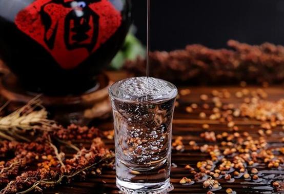 散装白酒标价100元一斤,网上十几块钱的纯粮白酒