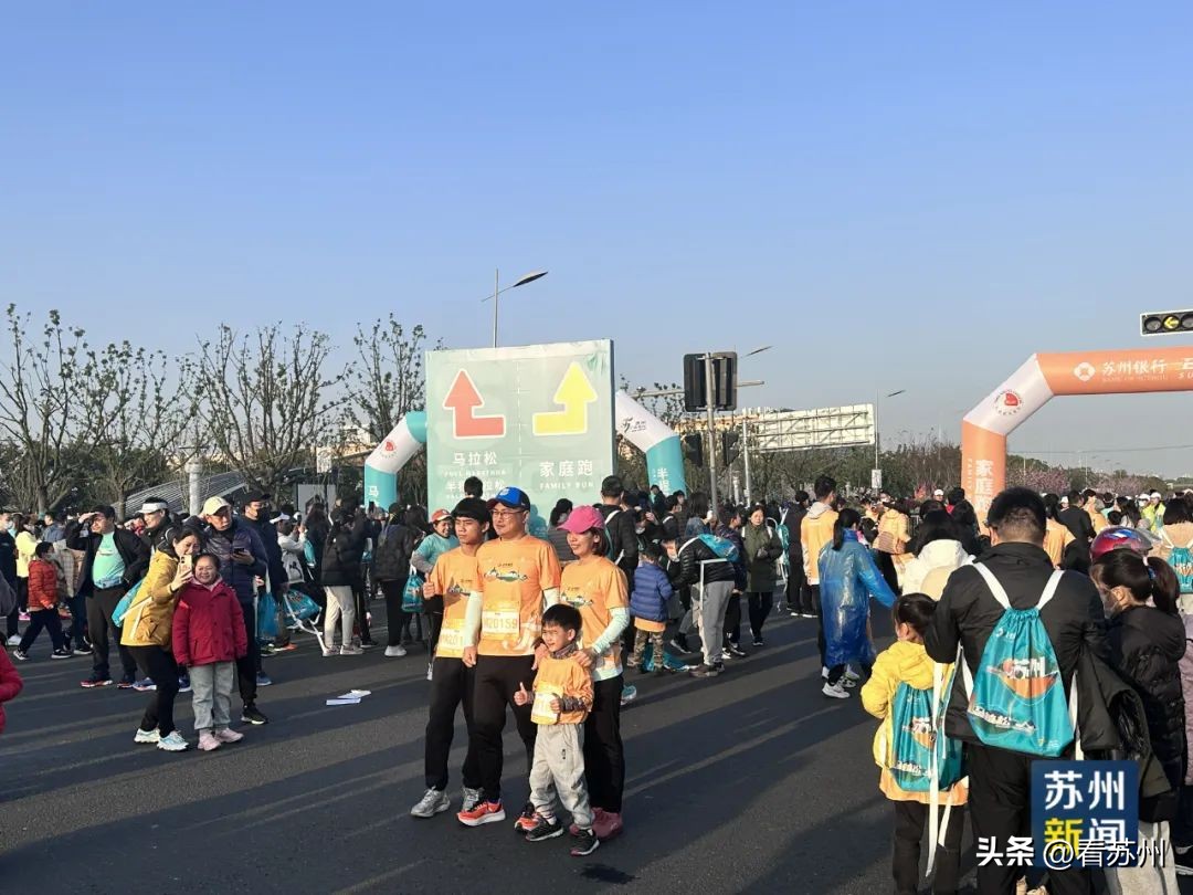 今日苏州马拉松新闻,苏州金鸡湖马拉松鸣枪开跑