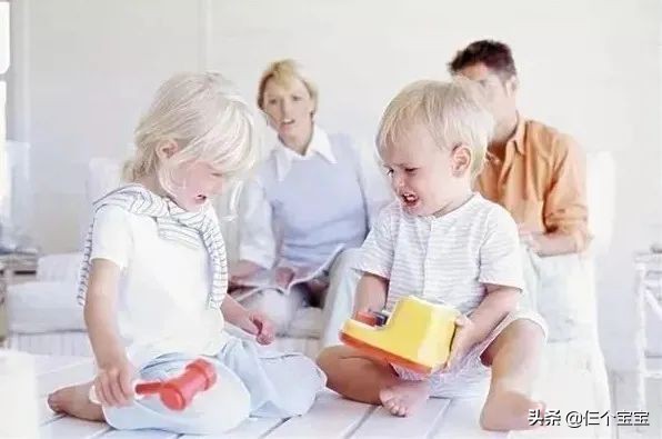 小孩不愿意和别的小朋友玩怎么办,小朋友不愿意跟自家孩子玩怎么办