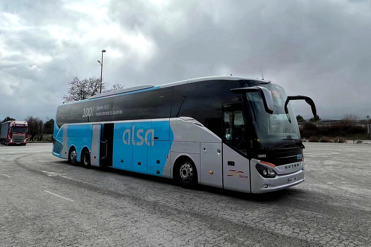 彩色旅图·西欧纪行｜瓦伦西亚的情人节，小贩在饭店外面卖鲜花