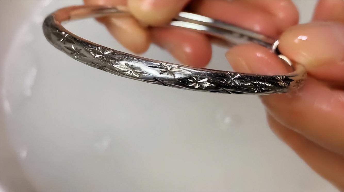 睡前在脚底抹牙膏有啥好处,睡觉把牙膏涂在脚底会怎么样