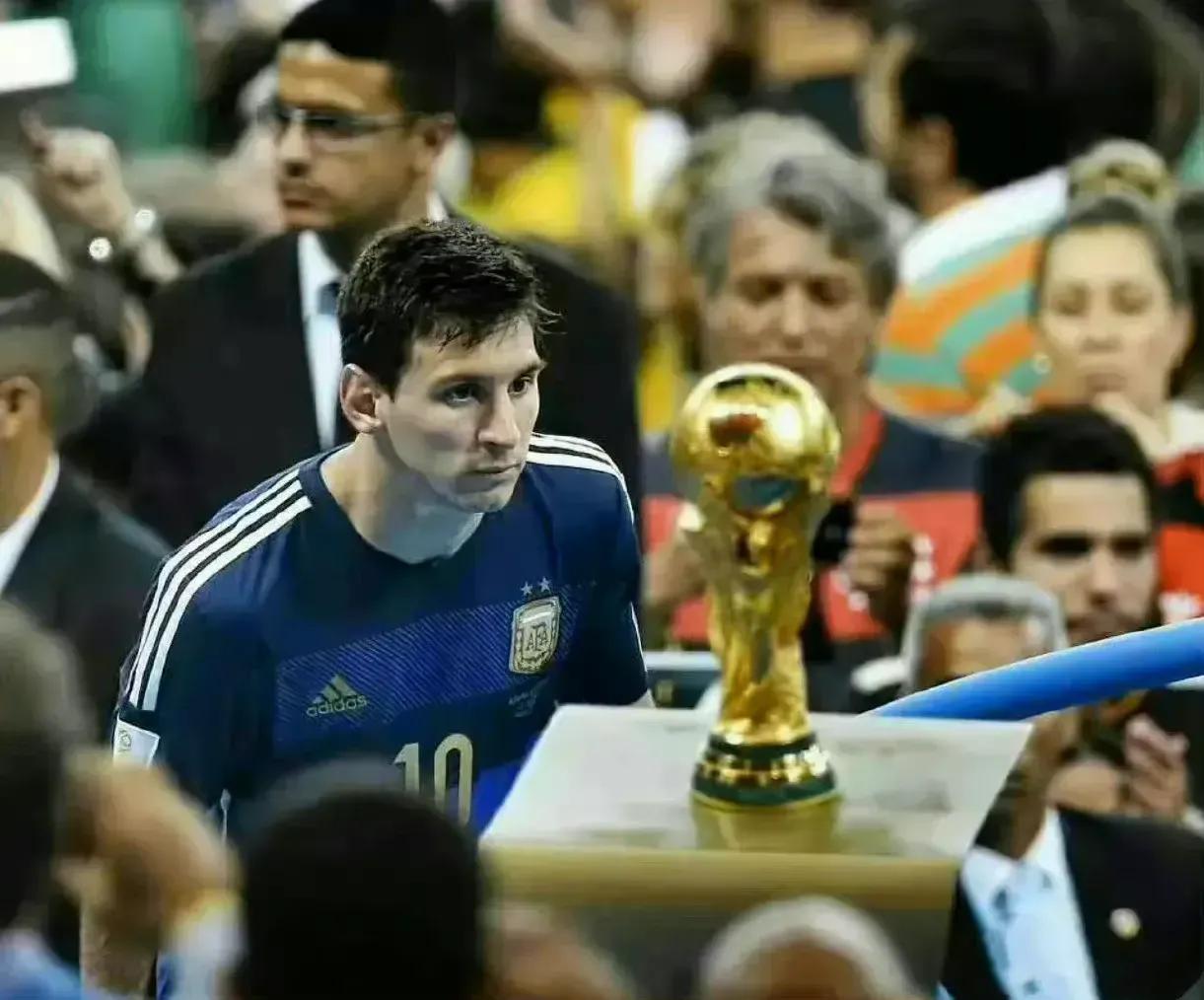 当法国队扳平比分球迷反应,当阿根廷赢得点球梅西如释重负