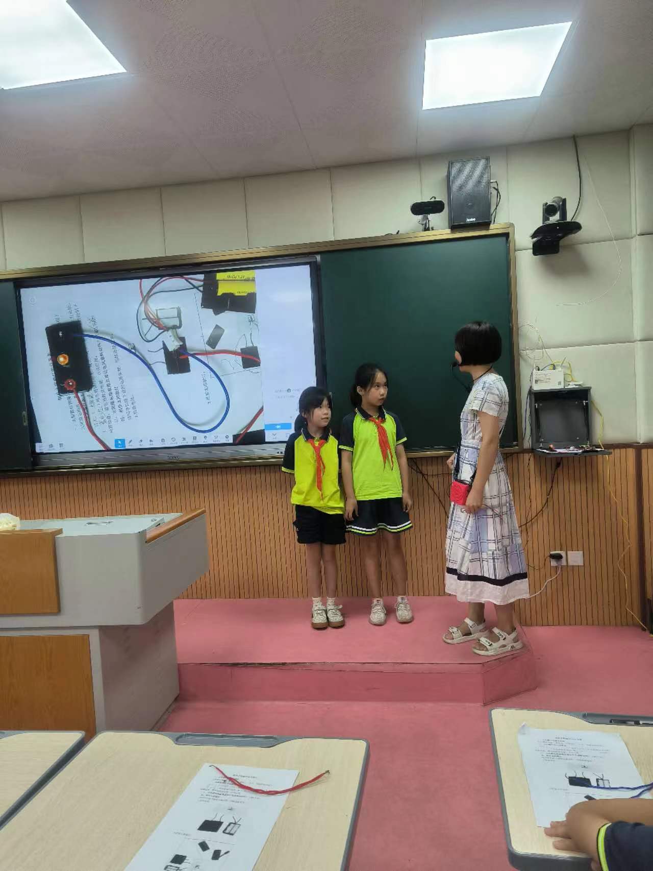 [劳动教育课]五年级校本课程中的《太阳能灯》