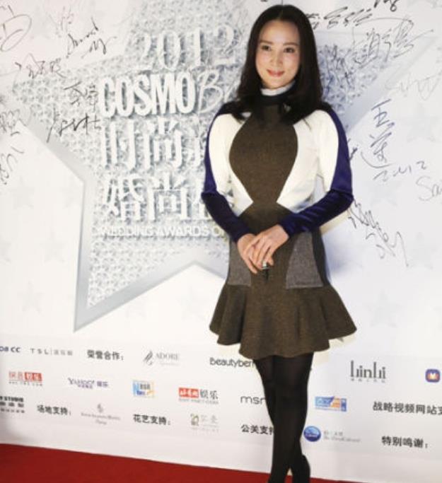 迷人极品少妇,黑丝搭修身裙,完美!