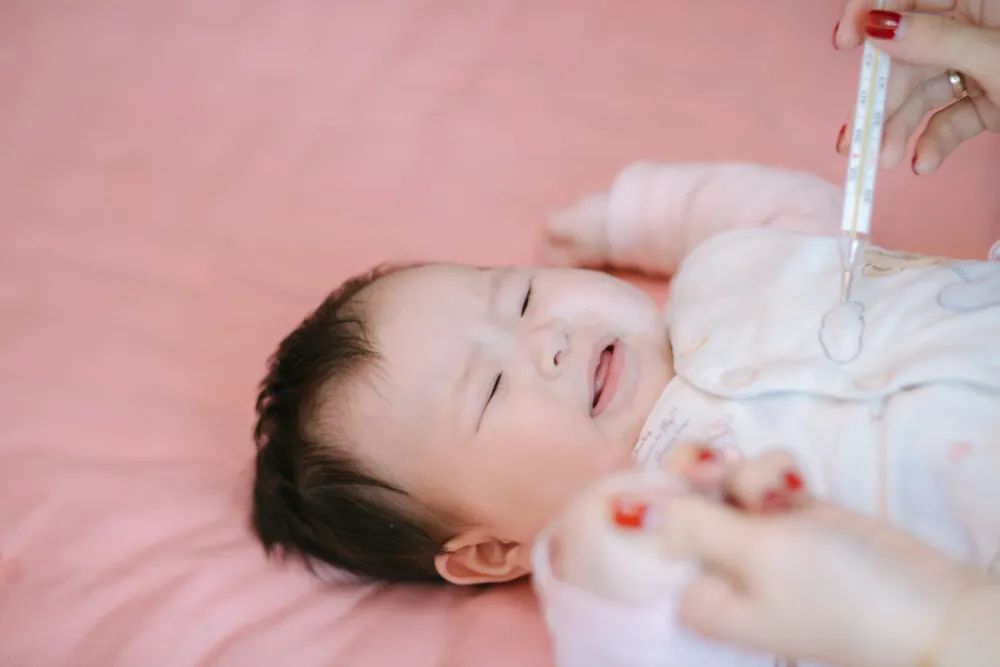 小孩熟睡发烧39度要叫醒喂药,宝宝发烧38.5睡着了用叫醒喂药吗