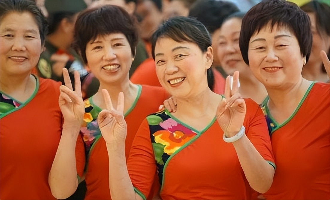 大脑开始“萎缩”时，身体一般会出现这4种反应，不妨仔细观察