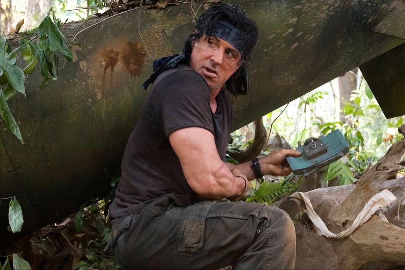 地雷为什么不是踩进去就直接爆炸,地雷是踩到就会爆还是抬脚才会爆