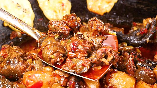 美味柴火鸡铁锅炖,美味柴火鸡汤