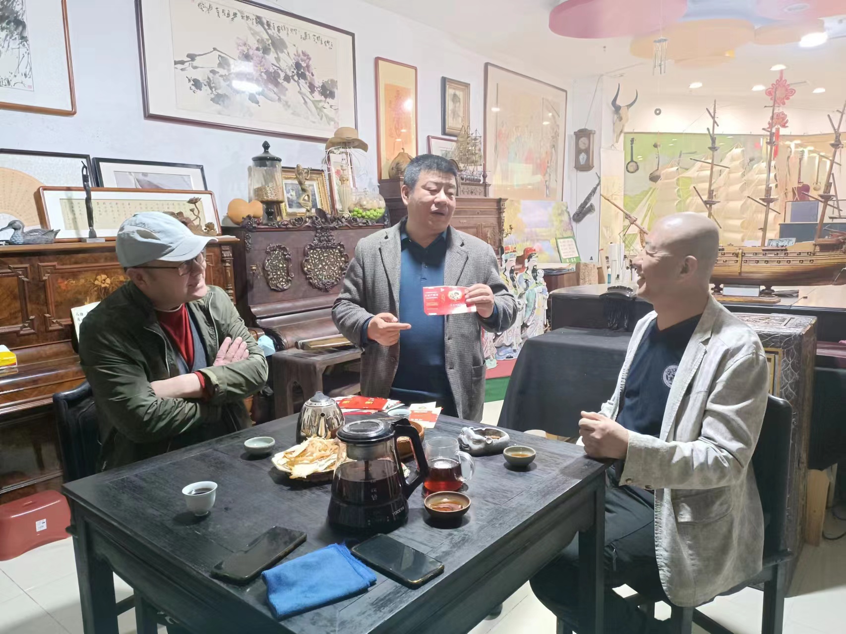 大连瓦房店：六旬艺师单江波收藏老烟盒万余件