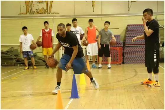 打篮球七种必备运球方式,打篮球正确的运球方式