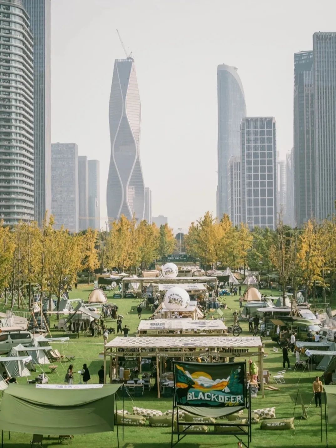 公路商店、露营咖啡...为什么这些新商业都在“去商业化”?