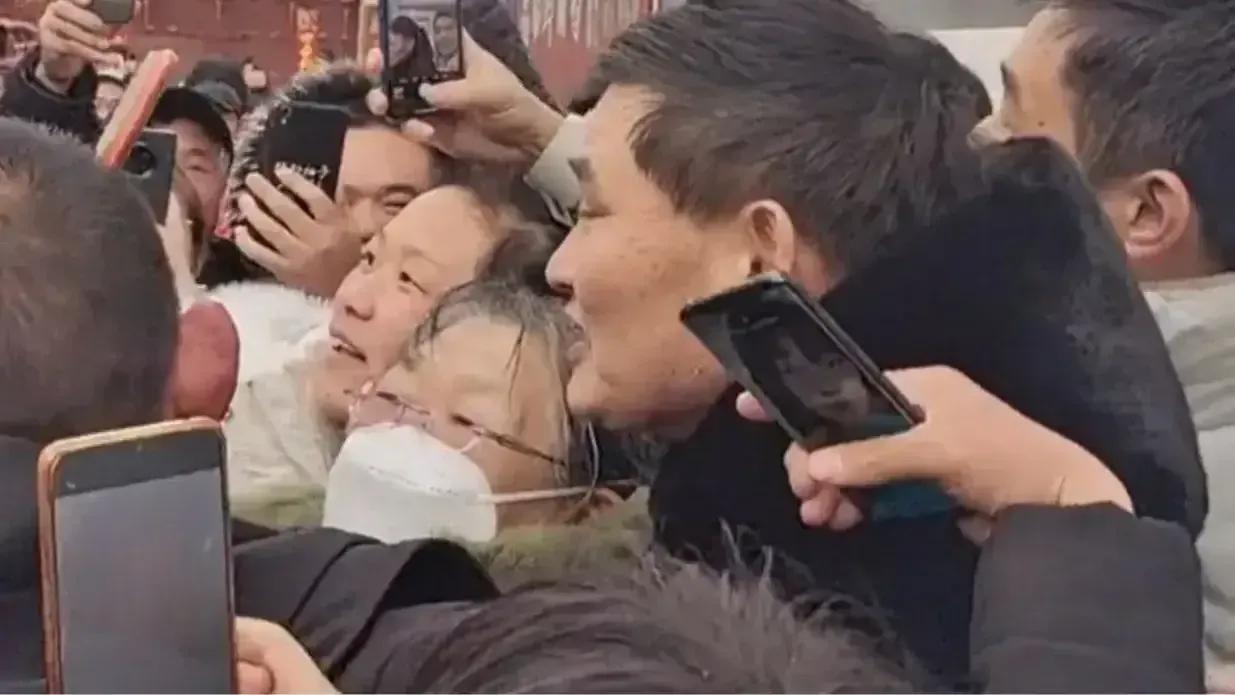 大衣哥签名卖T恤，一件只要19块，被称为最接地气的明星！